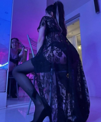 💋 У меня есть нежные руки, которые умеют раздвигать границы наслаждения. Мои услуги охватывают массаж, стриптиз, эротический танец, а также игры на интимные темы. Ты можешь быть уверен в моей опытности и сексуальной разносторонности. 🌟 Я искренне люблю свою работу и стремлюсь превзойти все ожидания. Мой прекрасный фотоальбом доказывает это. 😍 Позволь мне подарить тебе моменты настоящей страсти и расслабления в Москве. Не стесняйся, я твоя мечта, которая сбудется. Люда
